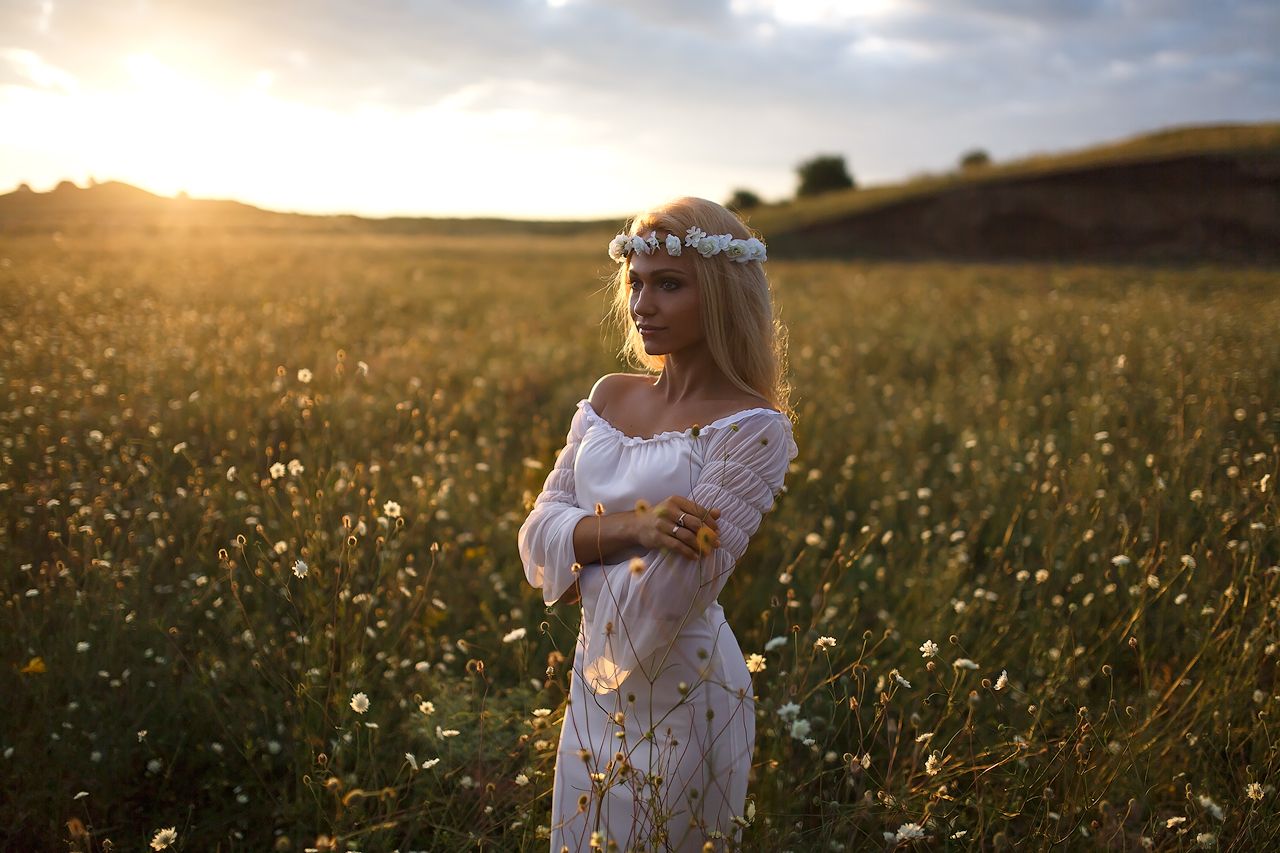 Girls in Slavic costumes in Surakarta
