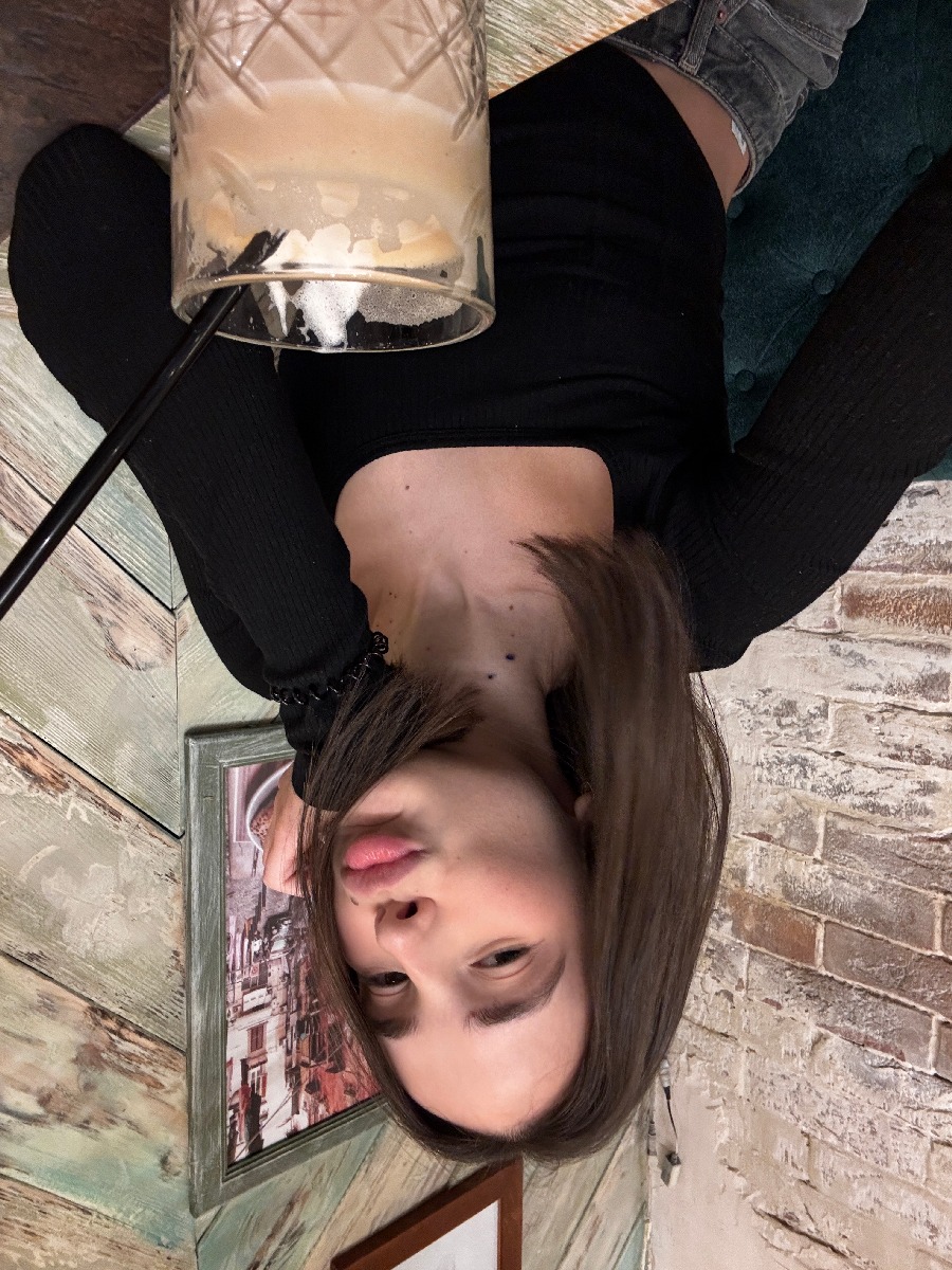 Fresh photos, fresh mood — Tina online in Surakarta